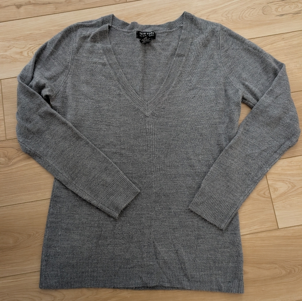 Gray V-Neck Women's Sweater By New York & Company